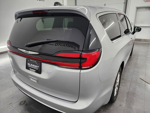Used 2024 Chrysler Pacifica Touring-L image 5