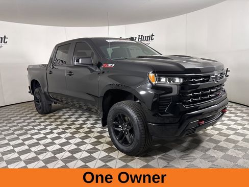 Used 2022 Chevrolet Silverado 1500 LT Trail Boss w/ LPO, Dark Essentials Package AWD/4WD image 4