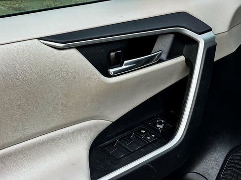 Used 2020 Toyota RAV4 XLE image 13