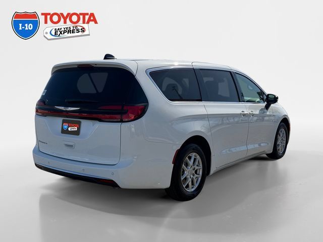 Used 2025 Chrysler Pacifica Select FWD image 5