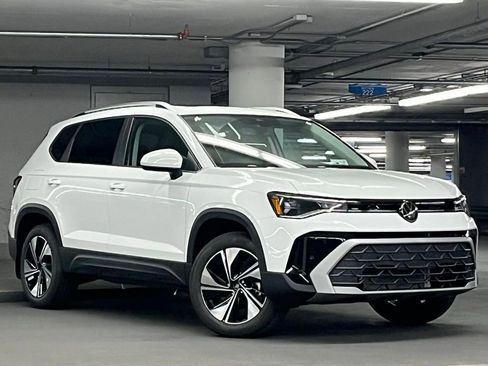 New 2026 Volkswagen Taos SE AWD/4WD image 2