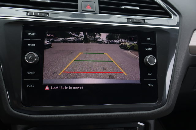 Certified 2020 Volkswagen Tiguan SE w/ Panoramic Sunroof Package AWD/4WD image 26