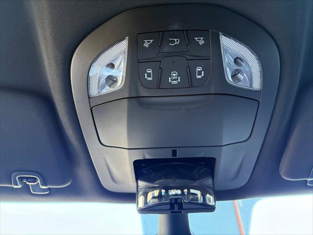 Certified 2025 Chrysler Pacifica Select AWD/4WD image 28