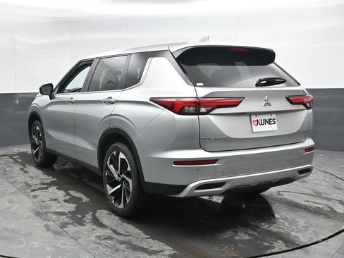 Used 2024 Mitsubishi Outlander SE image 11