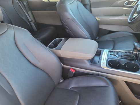 Used 2025 Kia Carnival EX image 12