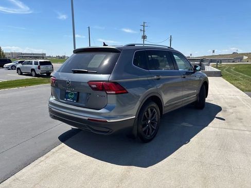 Used 2024 Volkswagen Tiguan SE w/ Panoramic Sunroof Package AWD/4WD image 3
