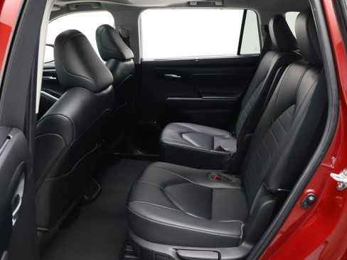 Certified 2023 Toyota Highlander XLE image 19