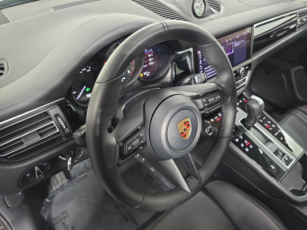 Certified 2026 Porsche Macan AWD/4WD image 4