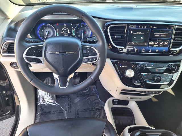 Used 2023 Chrysler Pacifica Touring-L FWD image 9