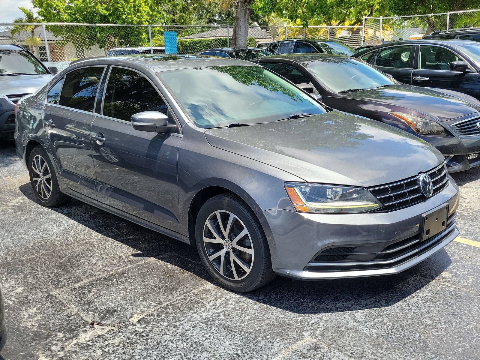 Used 2018 Volkswagen Jetta SE FWD image 2