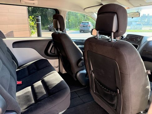 Used 2017 Dodge Grand Caravan SE FWD image 14