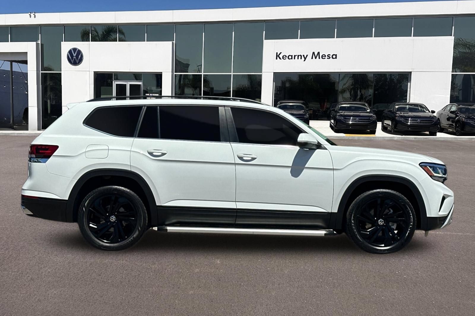 Used 2023 Volkswagen Atlas SE w/ Black Wheel Package FWD image 3
