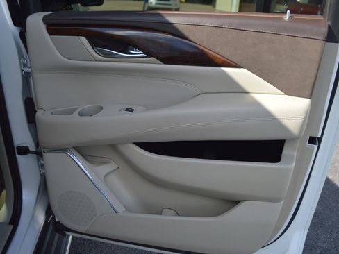 Used 2016 Cadillac Escalade ESV Luxury AWD/4WD image 26