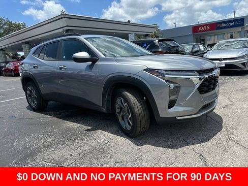 Used 2025 Chevrolet Trax LT w/ LT Convenience Package FWD image 2