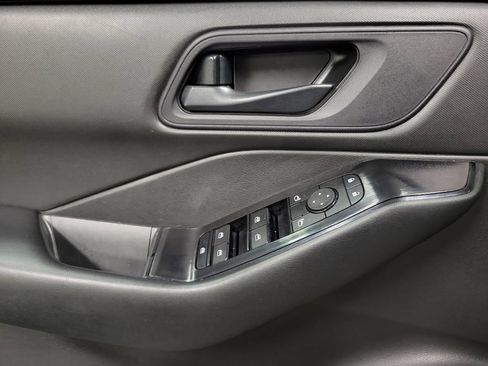 Used 2024 Nissan Rogue S AWD/4WD image 18