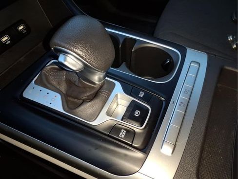 Used 2023 Kia Carnival LX image 24