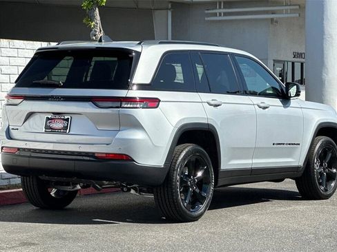 New 2025 Jeep Grand Cherokee Altitude image 4