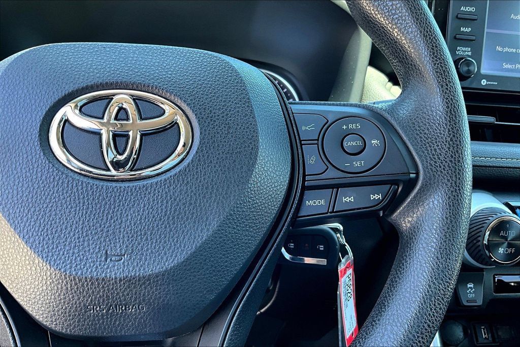 Used 2022 Toyota RAV4 LE AWD/4WD image 11