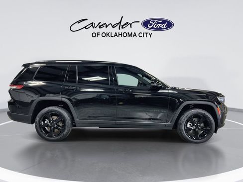 Used 2025 Jeep Grand Cherokee L Limited w/ Black Appearance Package AWD/4WD image 9