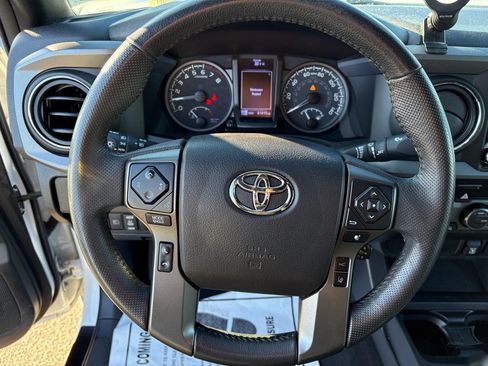 Used 2021 Toyota Tacoma TRD Off-Road image 17