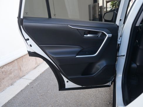 Used 2021 Toyota RAV4 XLE Premium image 9