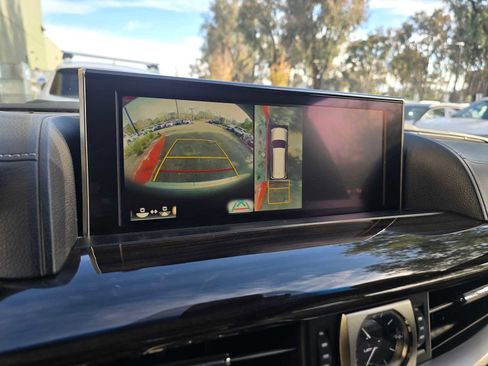 Used 2020 Lexus LX 570 4WD w/ 3rd Row & Luxury Pkg image 30