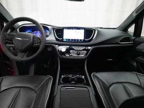 Used 2025 Chrysler Pacifica Limited FWD image 4