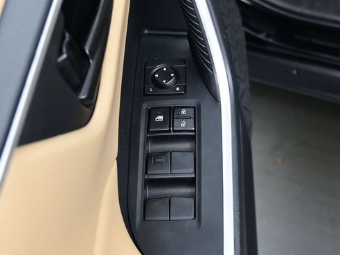 Used 2021 Toyota RAV4 LE AWD/4WD image 10