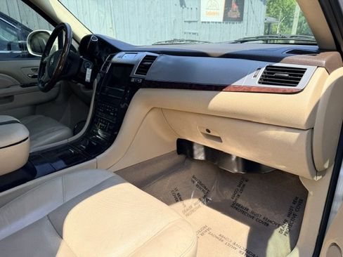 Used 2011 Cadillac Escalade Premium RWD image 16