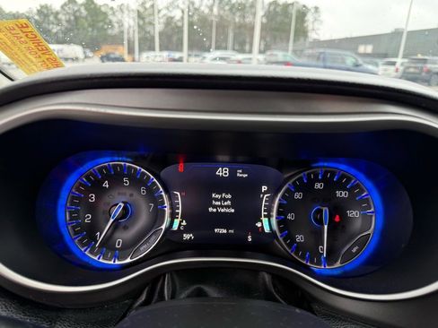 Used 2022 Chrysler Pacifica Touring-L image 14