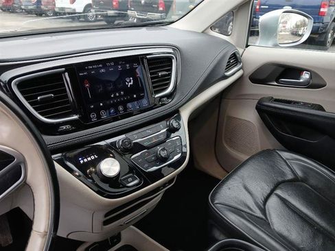 Used 2018 Chrysler Pacifica Limited image 19