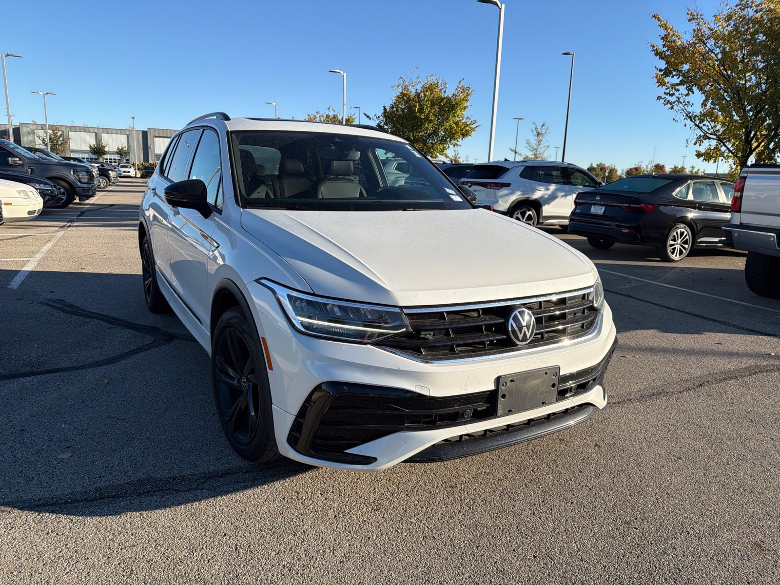 Used 2023 Volkswagen Tiguan SE R-Line FWD image 3