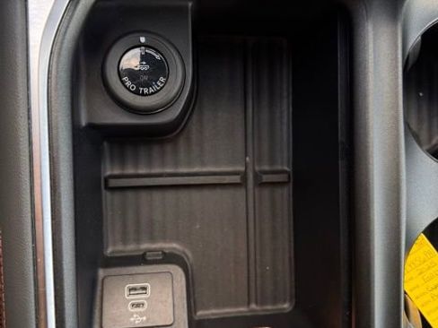 Used 2025 Ford Expedition Active image 17