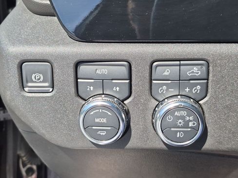 Used 2025 GMC Sierra 1500 SLT AWD/4WD image 17