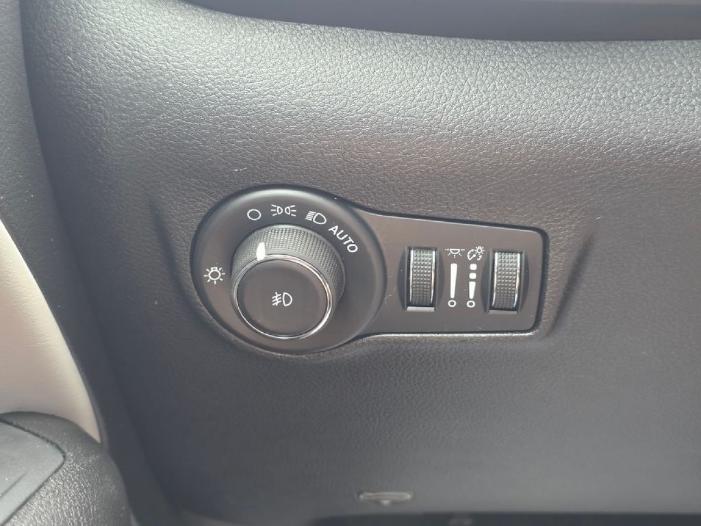 Used 2025 Jeep Compass Limited AWD/4WD image 37