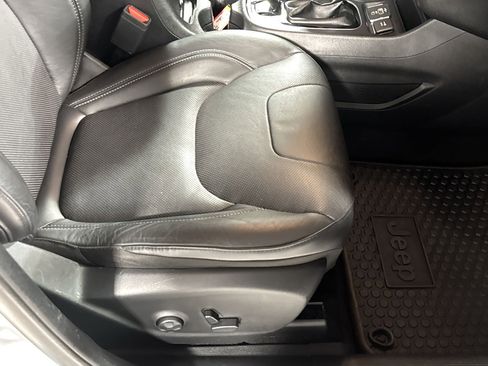 Used 2020 Jeep Cherokee Limited w/ Technology Group image 28