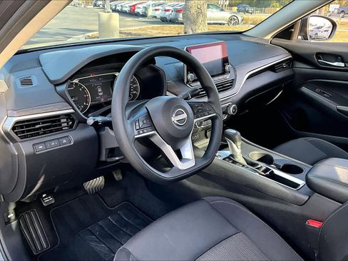 Used 2025 Nissan Altima 2.5 SV image 17