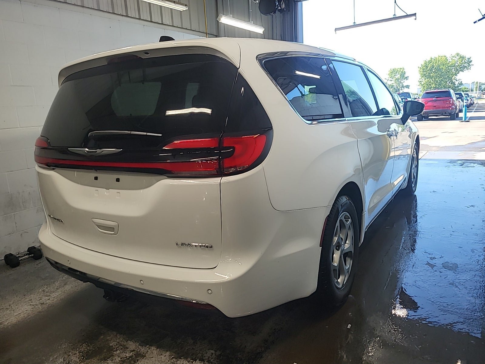 Used 2024 Chrysler Pacifica Limited w/ Trailer Tow Group FWD image 6