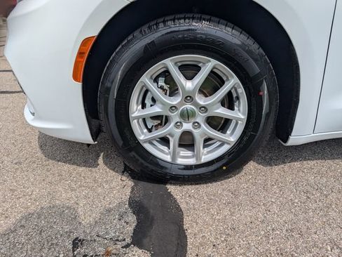 Used 2022 Chrysler Pacifica Touring-L FWD image 28