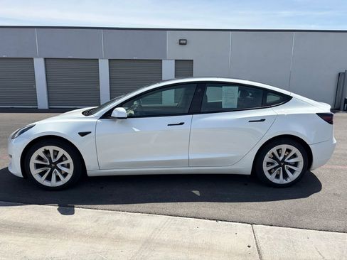 Used 2023 Tesla Model 3 Standard Range image 4