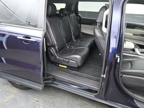 Used 2023 Kia Carnival LX image 10