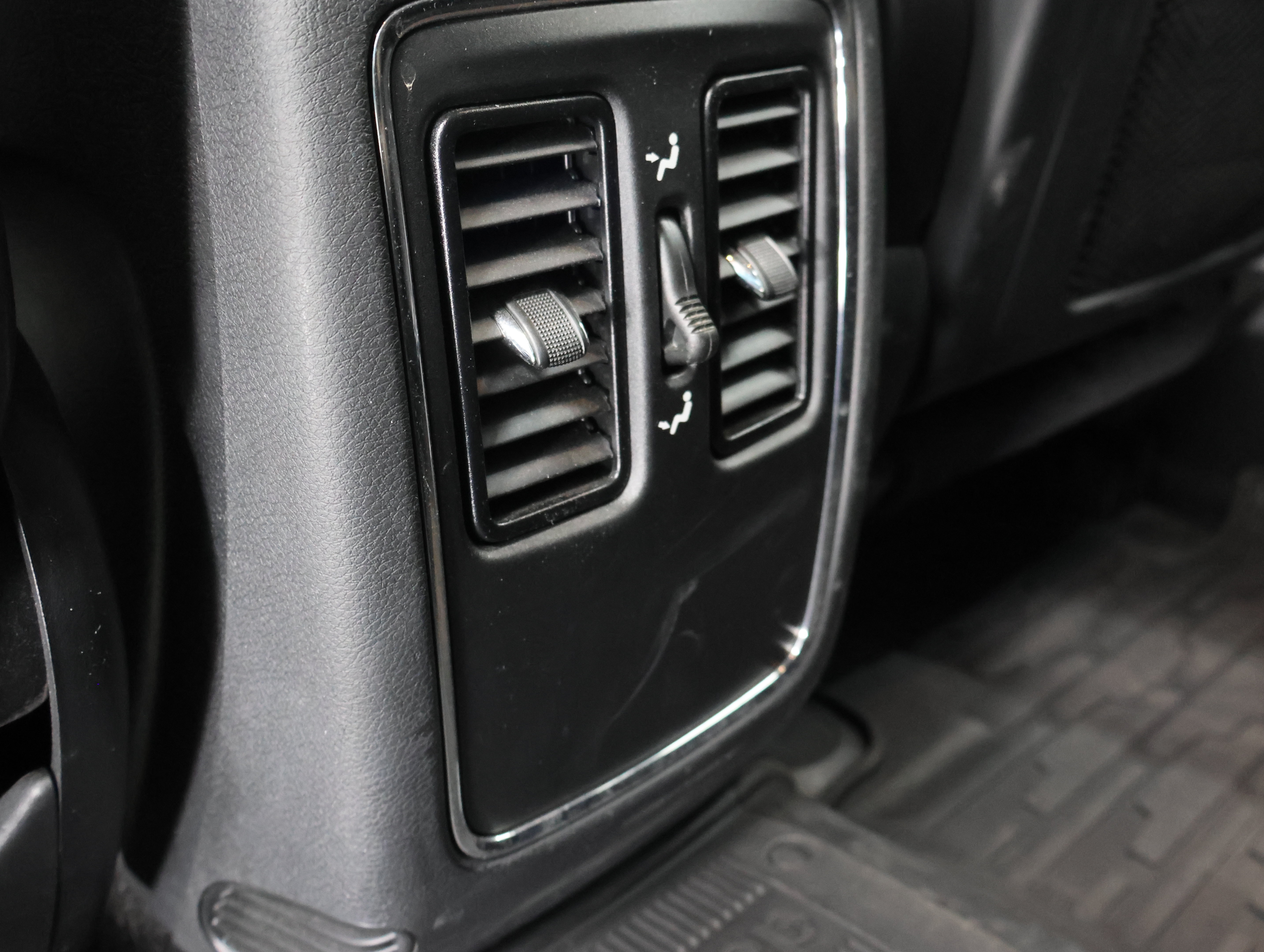 Used 2021 Jeep Grand Cherokee Laredo AWD/4WD image 35