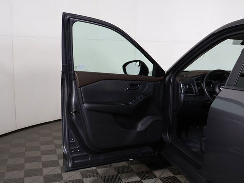 Used 2023 Nissan Rogue S image 15