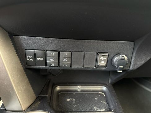 Used 2013 Toyota RAV4 Limited AWD/4WD image 11