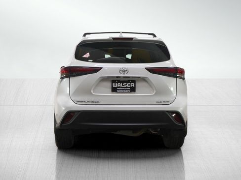 Used 2024 Toyota Highlander XLE image 6