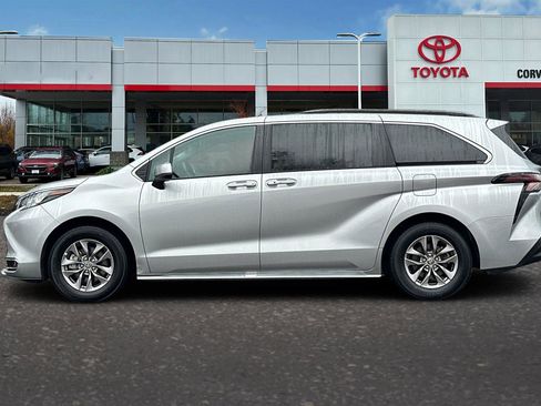 Used 2024 Toyota Sienna XLE image 7