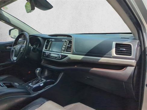 Used 2019 Toyota Highlander Limited FWD image 25