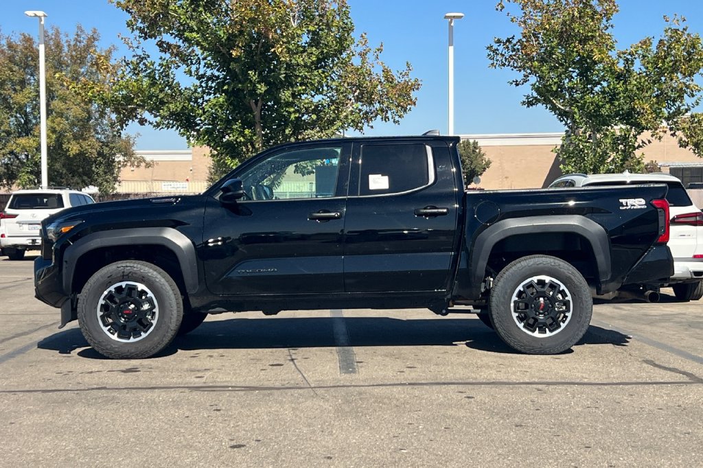 Certified 2025 Toyota Tacoma TRD Off-Road AWD/4WD image 9