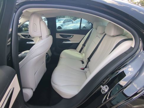 Used 2025 Mercedes-Benz E 350 4MATIC Sedan image 5