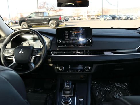 Used 2024 Mitsubishi Outlander SE image 13